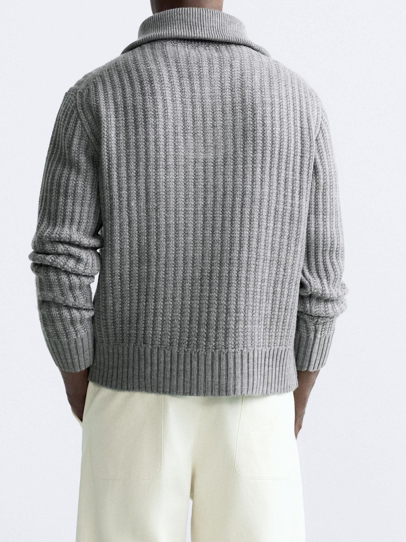 Klassischer Rippstrick-Pullover mit Reißverschluss
