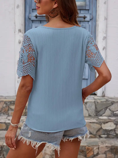 Divine | Mühelose Eleganz mit einer Kontrast-Spitzen V-Ausschnitt Bluse