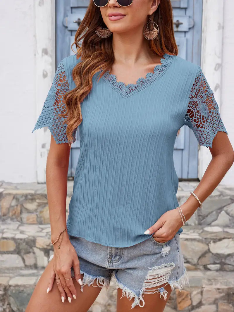 Divine | Mühelose Eleganz mit einer Kontrast-Spitzen V-Ausschnitt Bluse