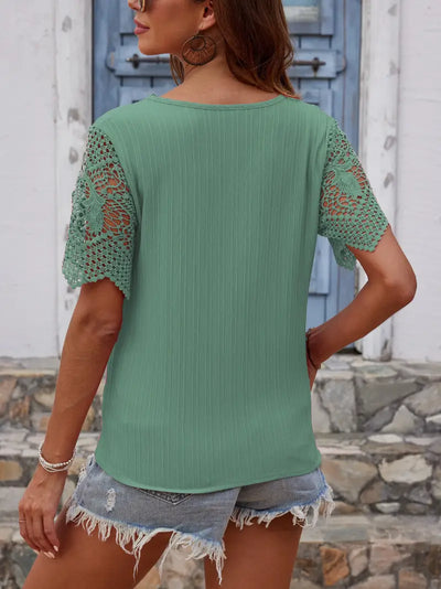 Divine | Mühelose Eleganz mit einer Kontrast-Spitzen V-Ausschnitt Bluse