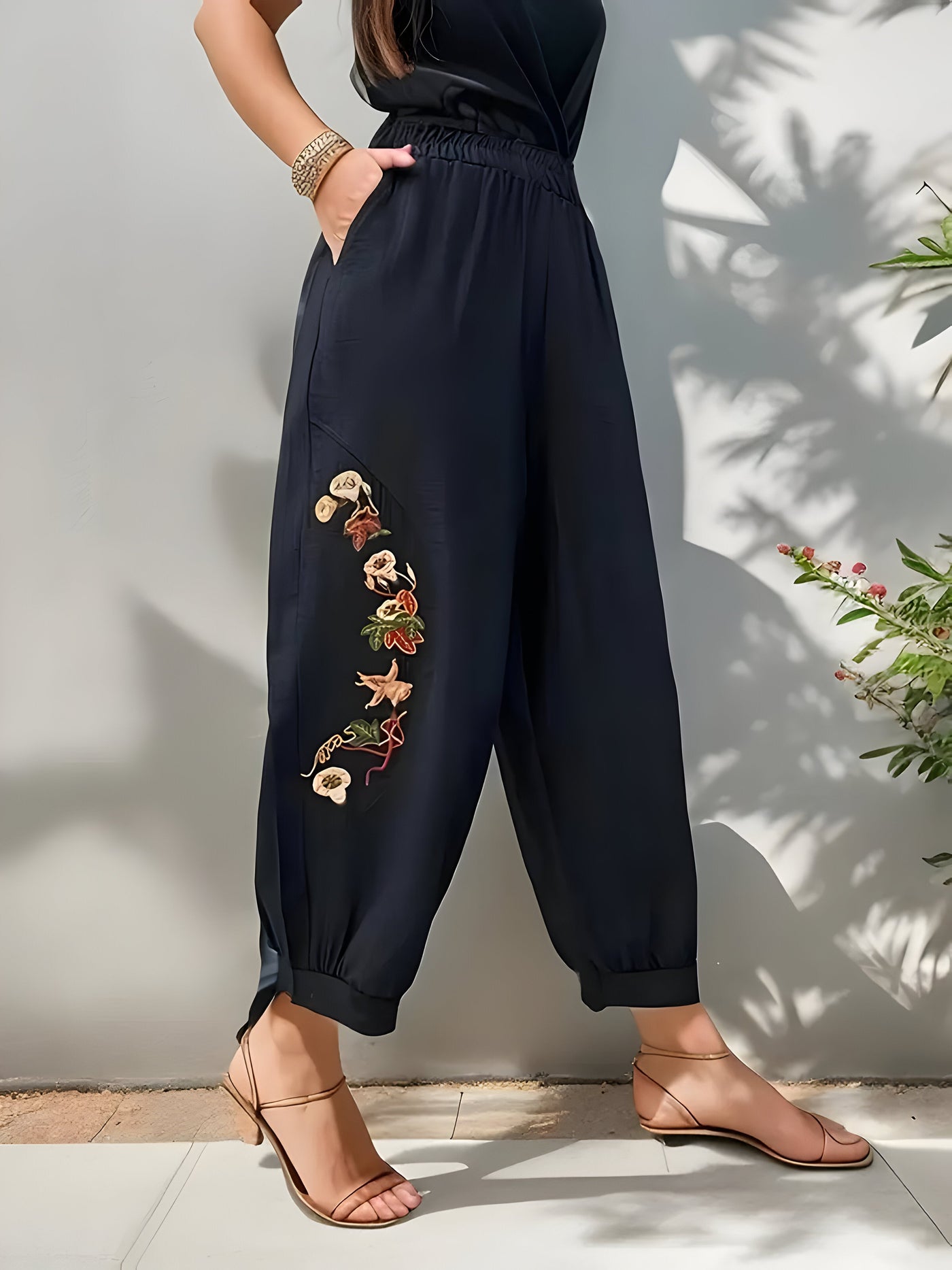 Zenaida | Schicke, floral bestickte Freizeithose für Frauen