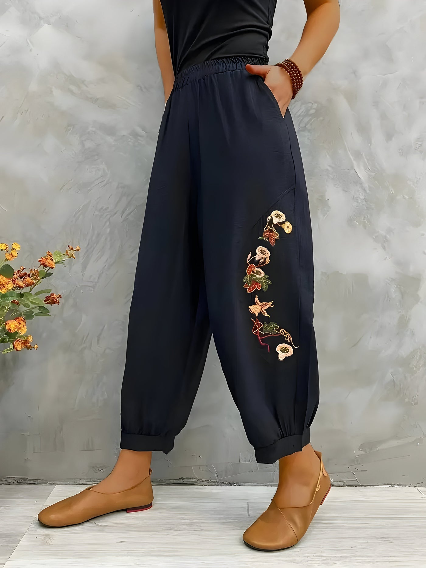 Zenaida | Schicke, floral bestickte Freizeithose für Frauen