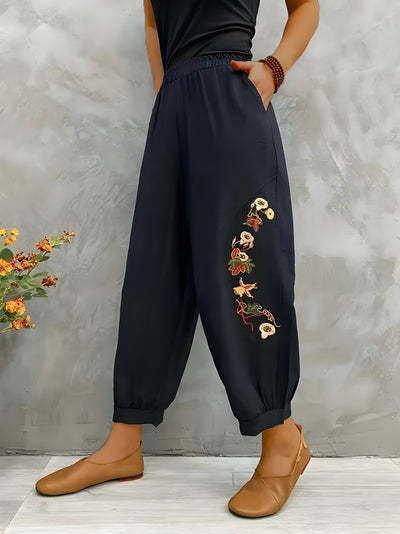 Zenaida | Schicke, floral bestickte Freizeithose für Frauen