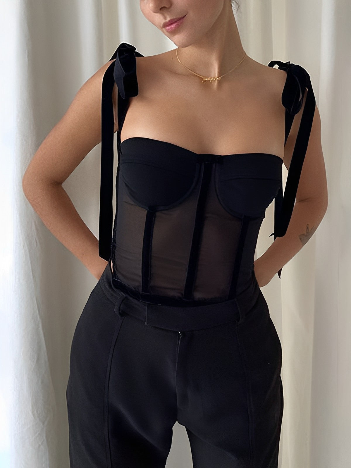 Yana - Stylisches schwarzes Mesh-Korsett-Top für Frauen