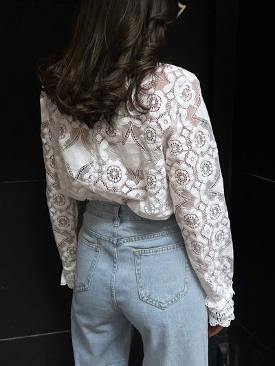 Hannah - Halbtransparentes T-Shirt mit floraler Spitzenstickerei und Rundhalsausschnitt