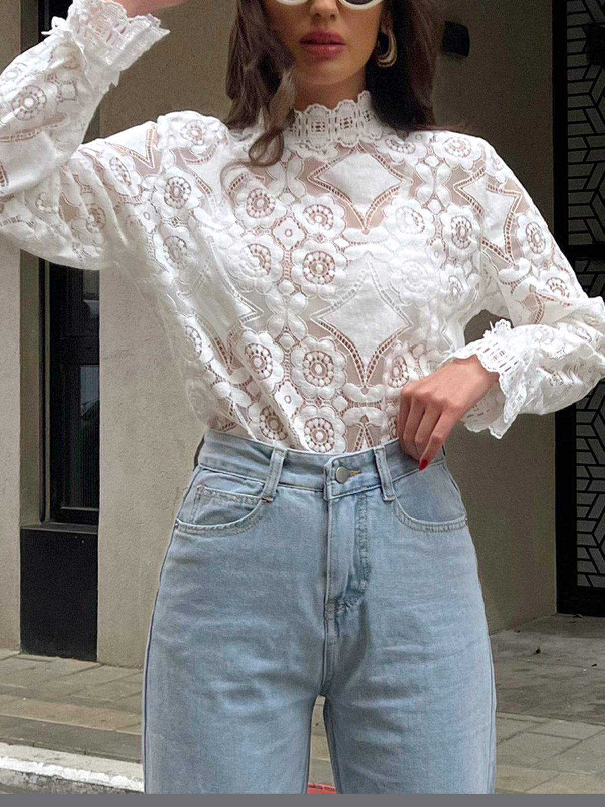 Hannah - Halbtransparentes T-Shirt mit floraler Spitzenstickerei und Rundhalsausschnitt