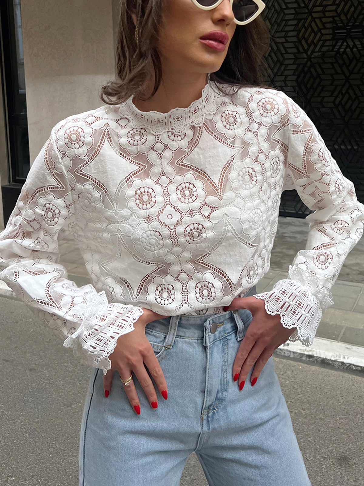 Hannah - Halbtransparentes T-Shirt mit floraler Spitzenstickerei und Rundhalsausschnitt
