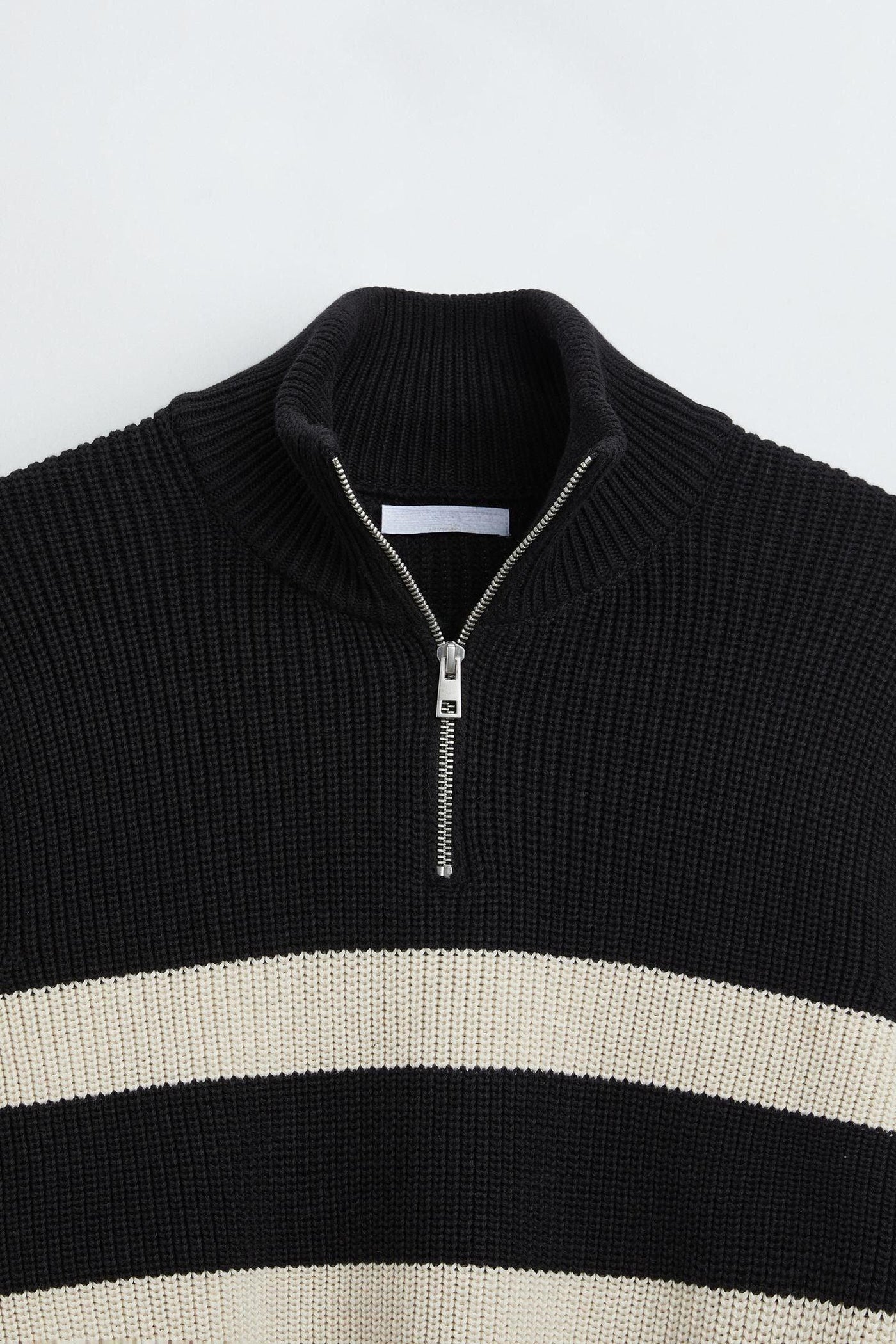 Gestreifter Strickpullover mit Reißverschlusskragen