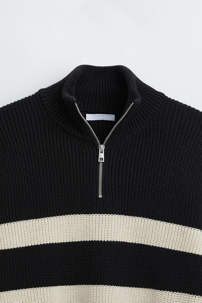 Gestreifter Strickpullover mit Reißverschlusskragen