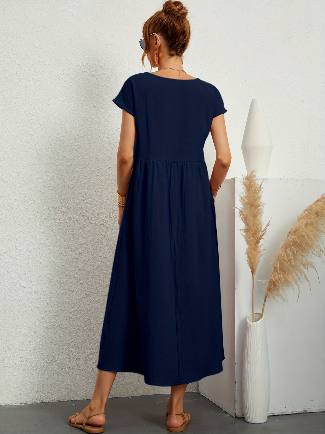 "Kimber - Midi-Relaxed Kleid mit Rundhalsausschnitt" could be rewritten as "Kimber - Midi-Relaxed Kleid mit Rundhalsdesign".