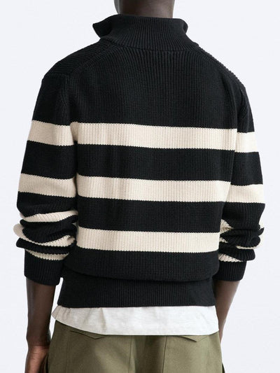Gestreifter Strickpullover mit Reißverschlusskragen