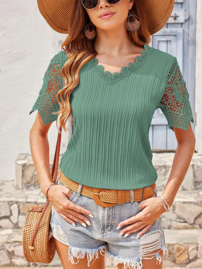 Divine | Mühelose Eleganz mit einer Kontrast-Spitzen V-Ausschnitt Bluse