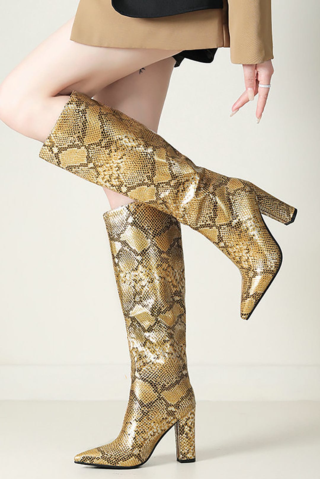 Eve | Goldene Stiefel mit Schlangenleder-Optik – Ein eleganter Hingucker