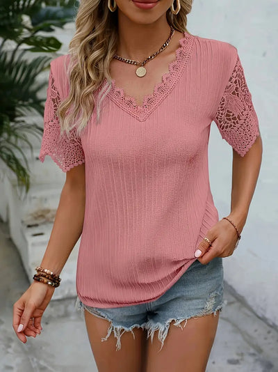 Divine | Mühelose Eleganz mit einer Kontrast-Spitzen V-Ausschnitt Bluse